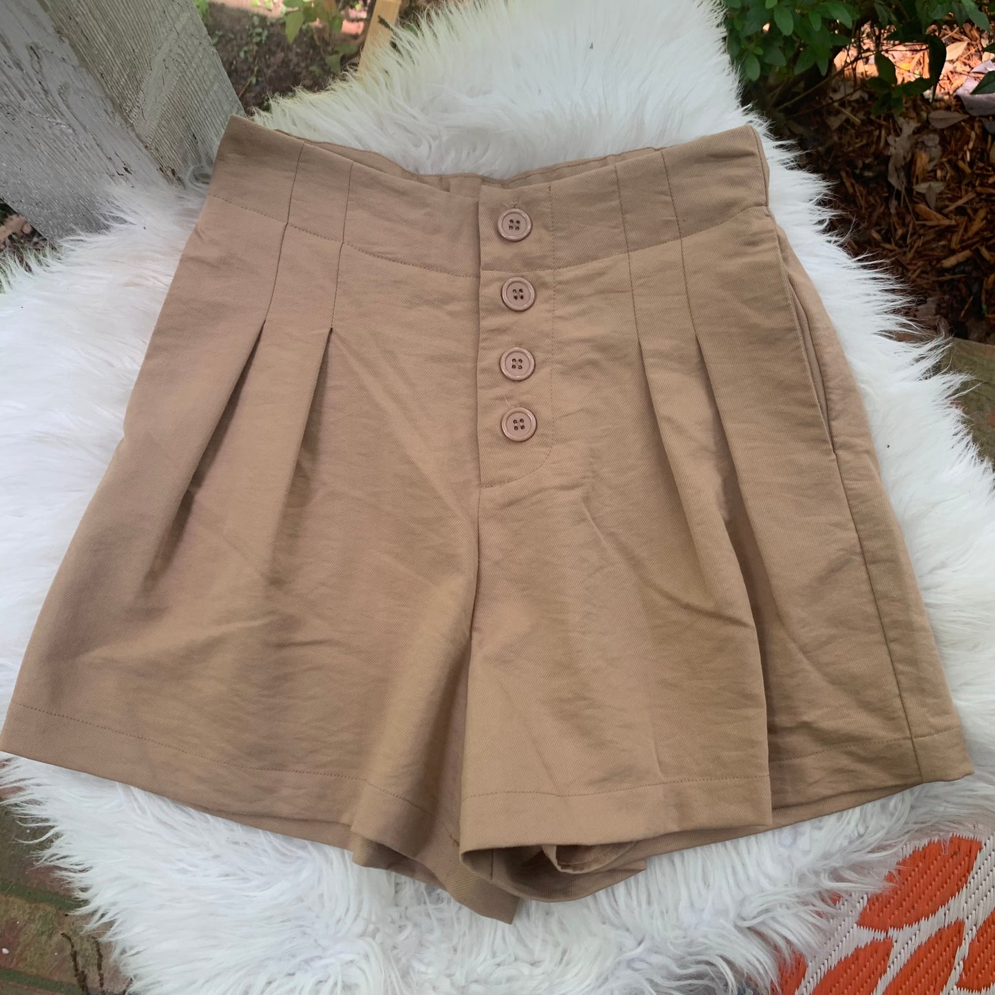 Easel Tan Pleated Shorts S